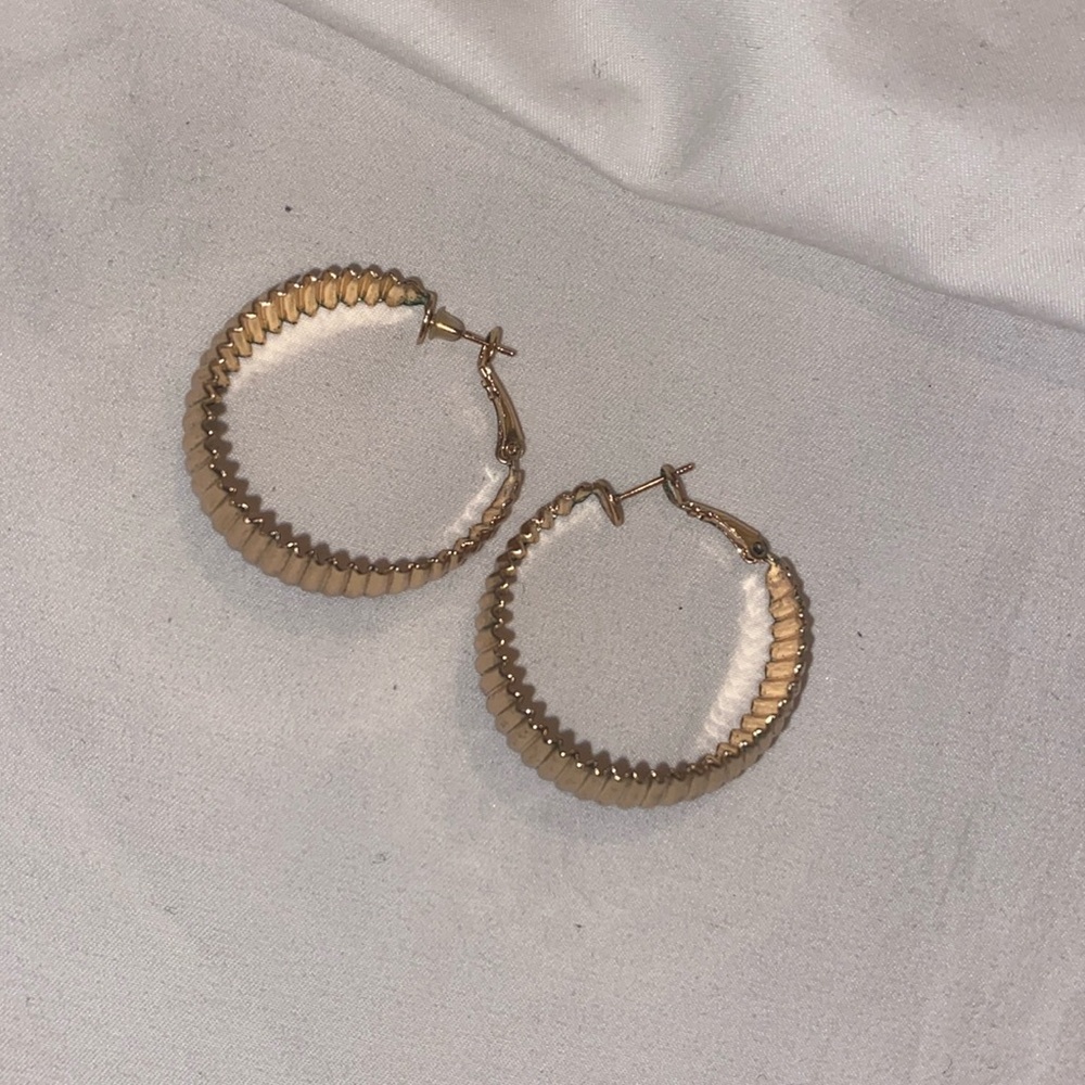 Medium gold hoops